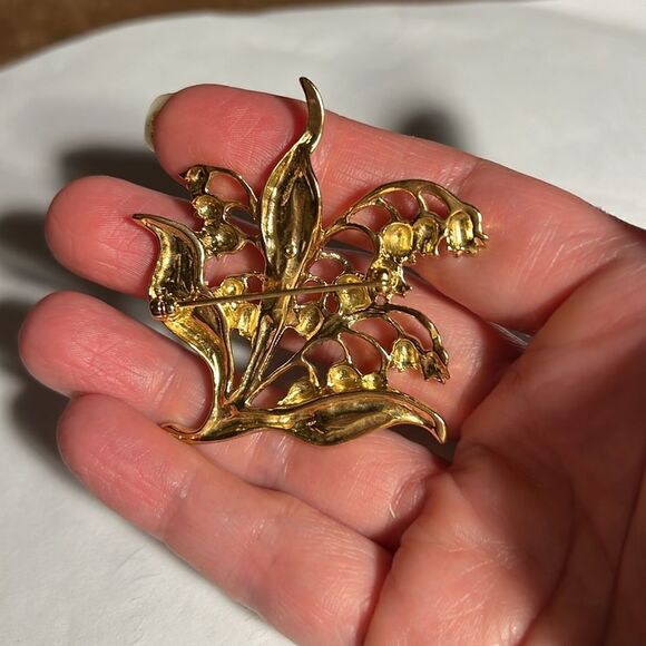Vintage Avon Lily of the Valley gold tone brooch - Picture 4 of 4